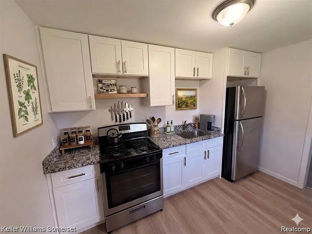 2 bed, 1.0 bath, 684 sqft, $1,200 — Photo 3