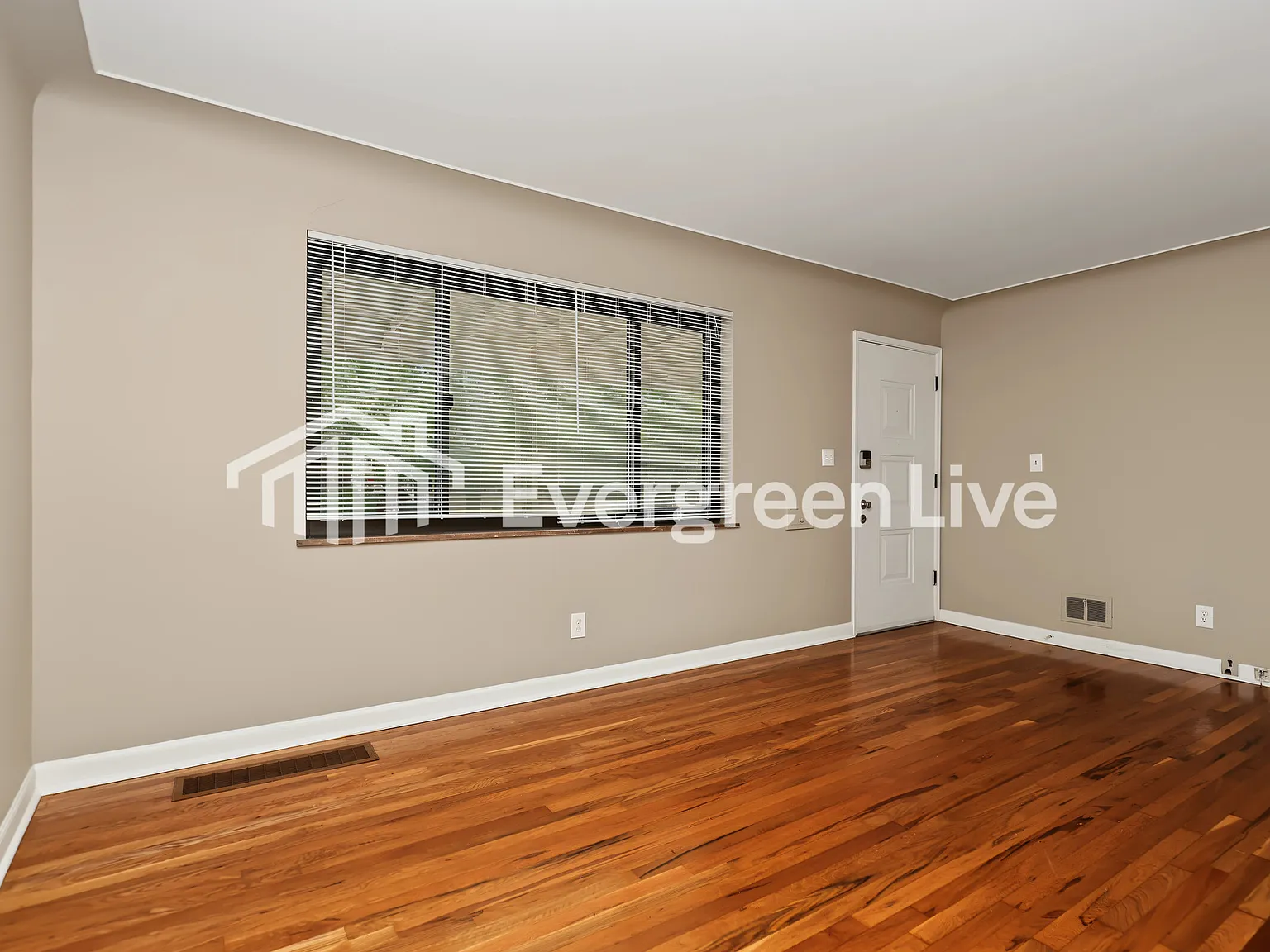 3 bed, 1.0 bath, 884 sqft, $1,495 — Photo 3