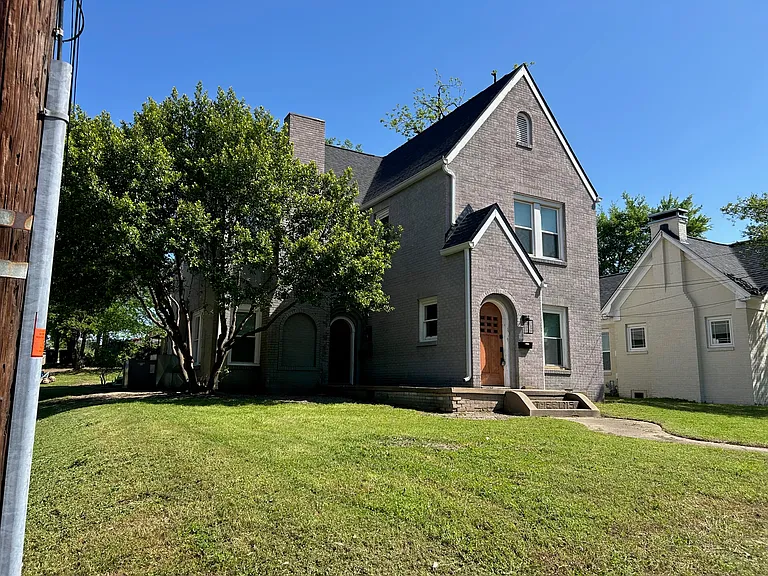 831 W Houston St — Photo 2