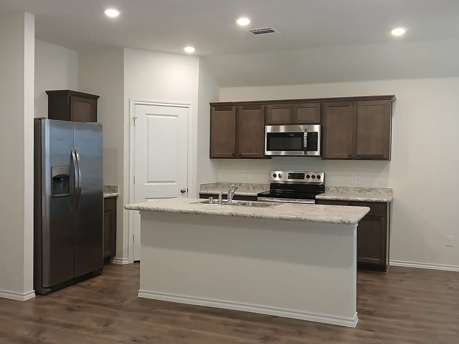 3 bed, 1266 sqft, $1,965 — Photo 4