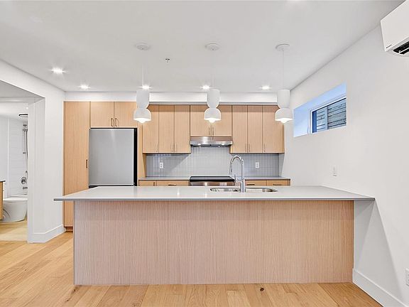 4th image of 1721 Adanac St #3