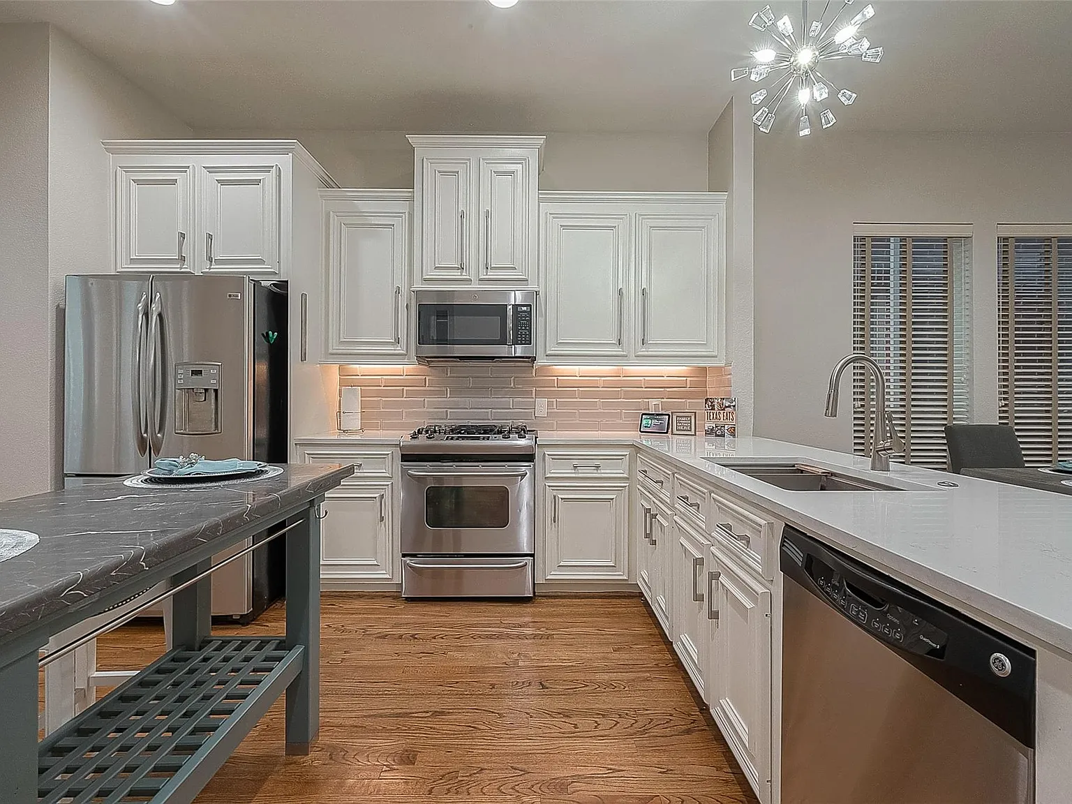 3 bed, 3.5 bath, 2295 sqft, $3,000 — Photo 3
