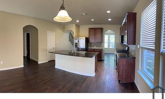 3rd image of 5225 Pinewood Dr