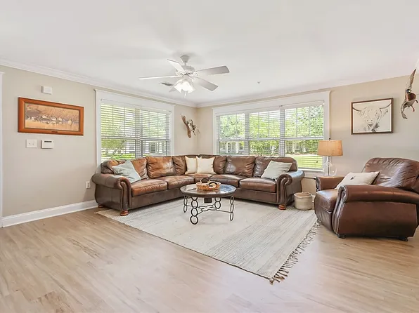 1725 Harvey Mitchell Pkwy S APT 211, College Station, TX 77840