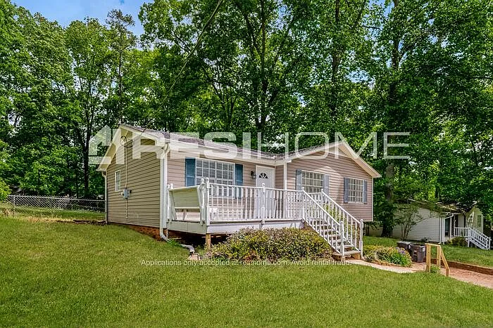3 bed, 2.0 bath, 1039 sqft, $1,495 — Photo 2