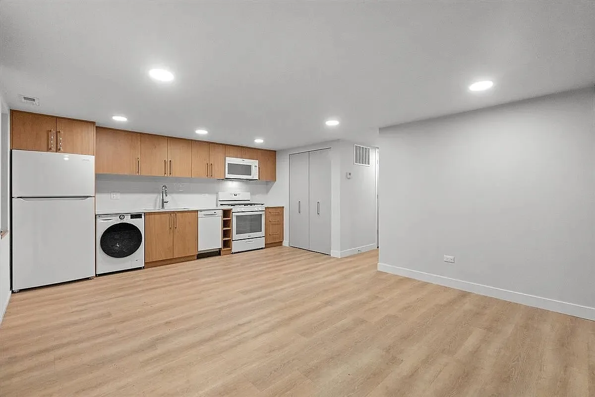 3 bed, 980 sqft, $2,400 — Photo 3