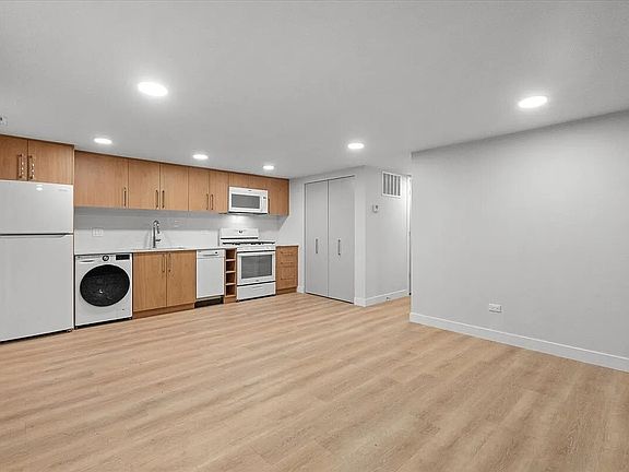 3rd image of 927 N Mozart St #G