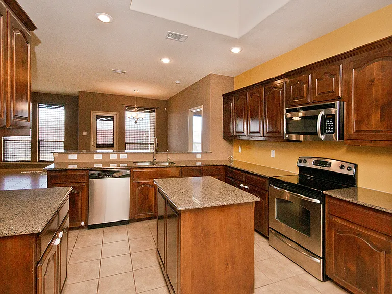 3205 Buckthorn Ln — Photo 5