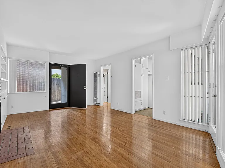 425 S Los Robles Ave — Photo 9
