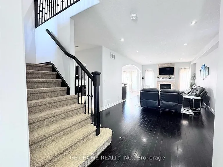 294 Featherstone Cres — Photo 4