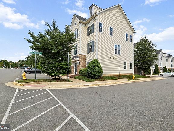 3rd image of 8186 Falls Grove Dr