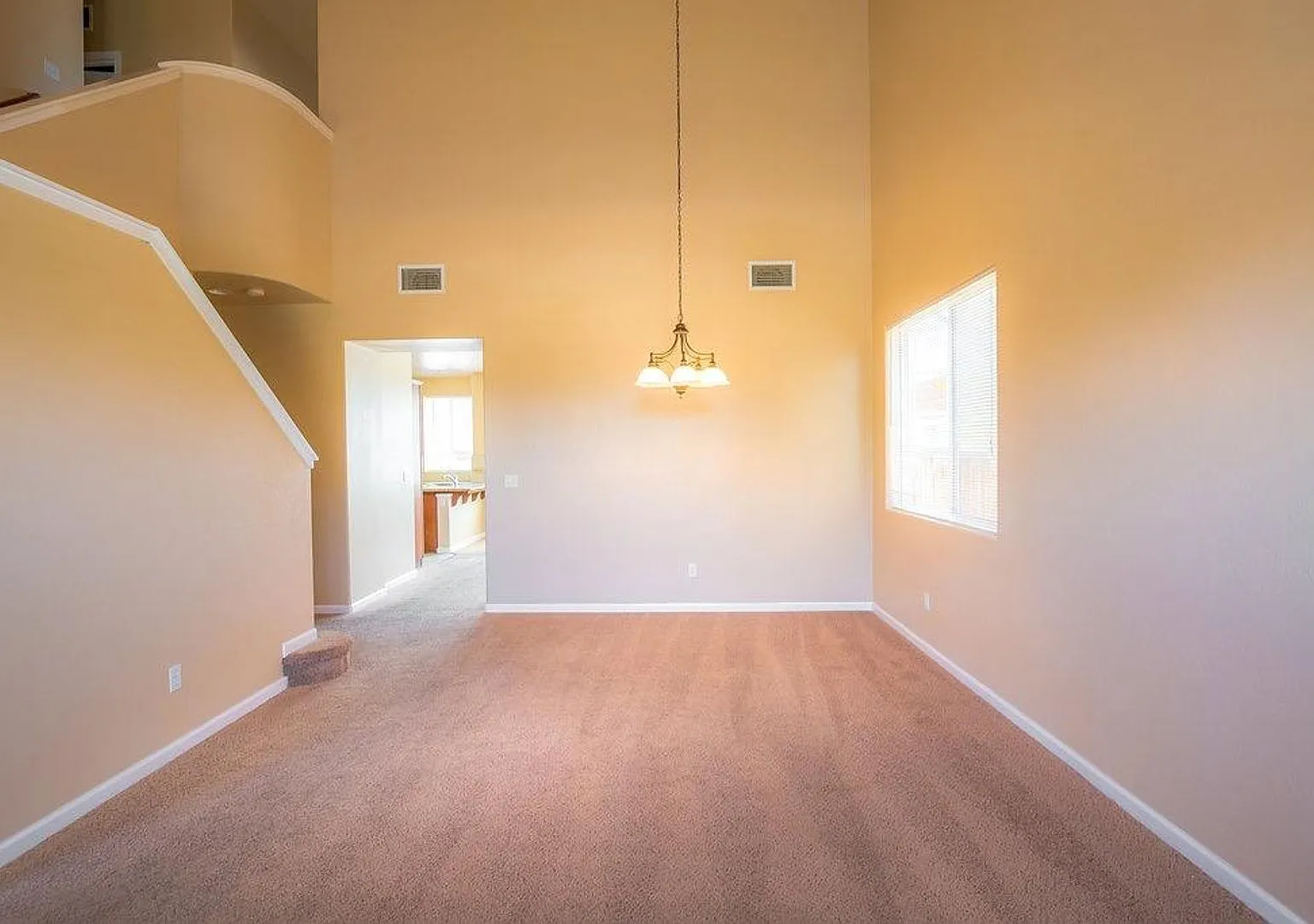 Beautiful 4 bed / 2.5 bath — Photo 4