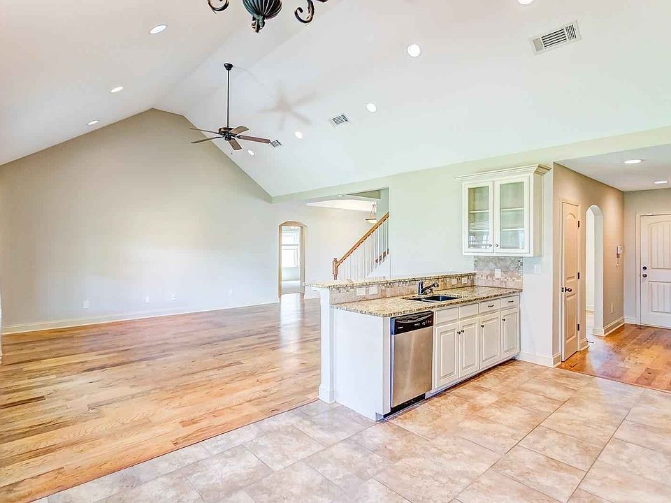 Vaulted ceiling and recessed lights