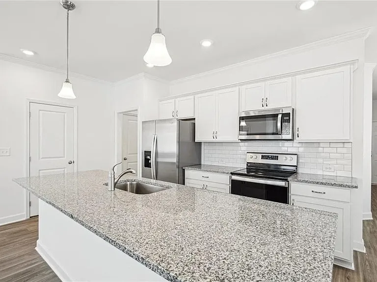 5036 Woodland Hls — Photo 2