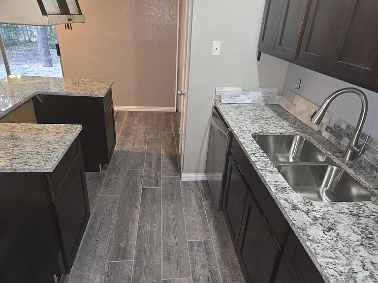 715 Holliday Ln — Photo 8