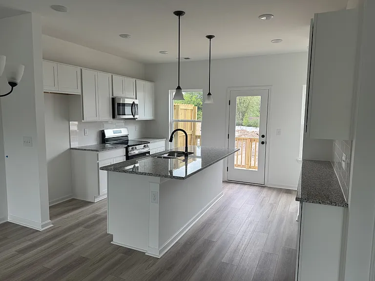 147 Rosebush Ln — Photo 3