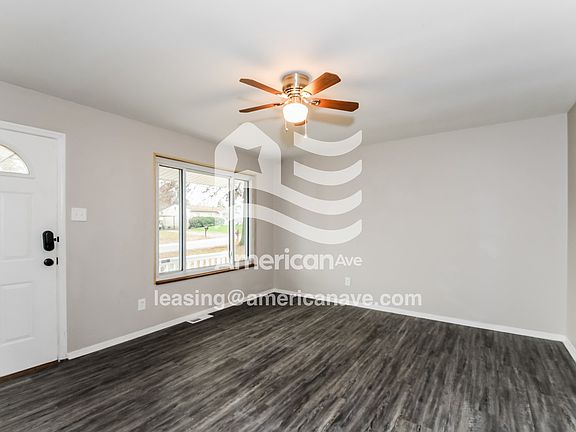 1348043_004_wm_-_living_room_13398698.jpg