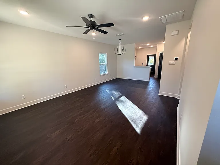 616 Oak St — Photo 2
