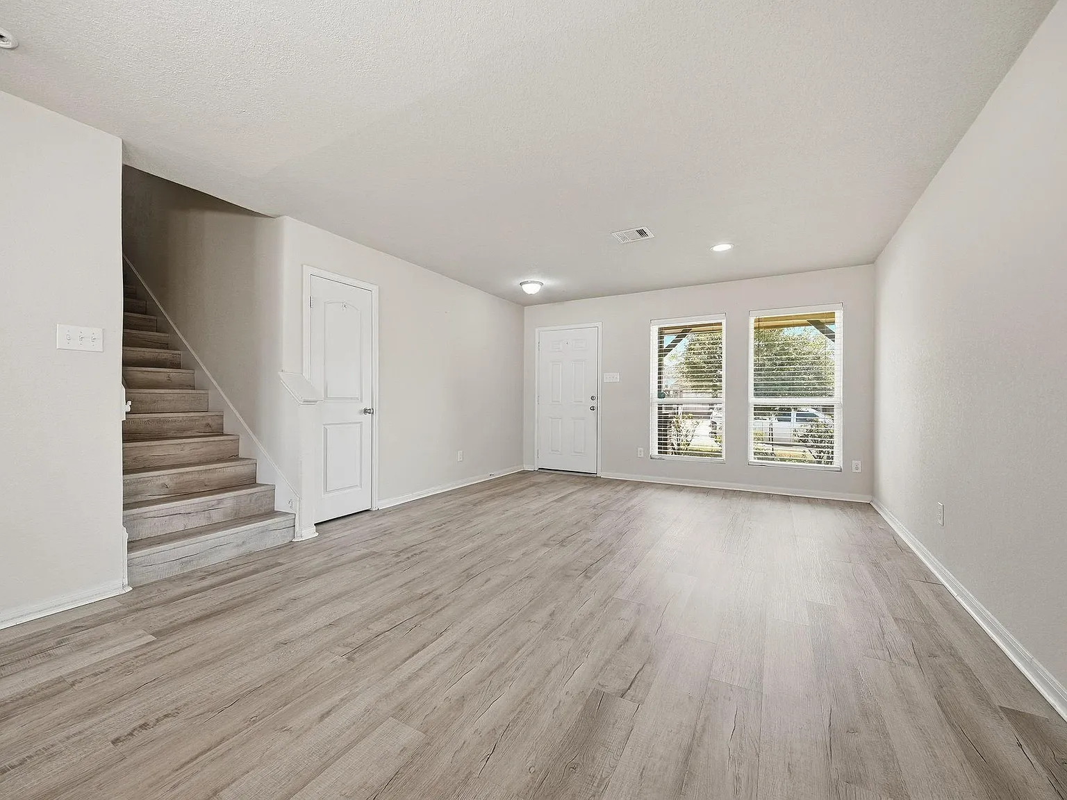 3 bed, 2.5 bath, 2042 sqft, $1,995 — Photo 4