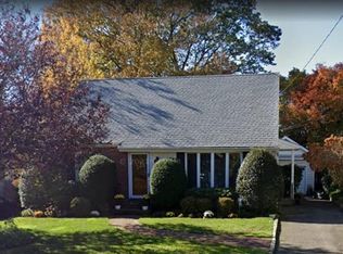 27 9th St, Locust Valley, NY 11560