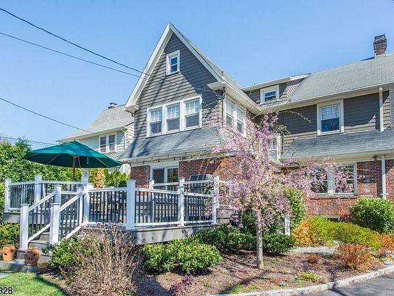 3rd image of 220 Fernwood Ave
