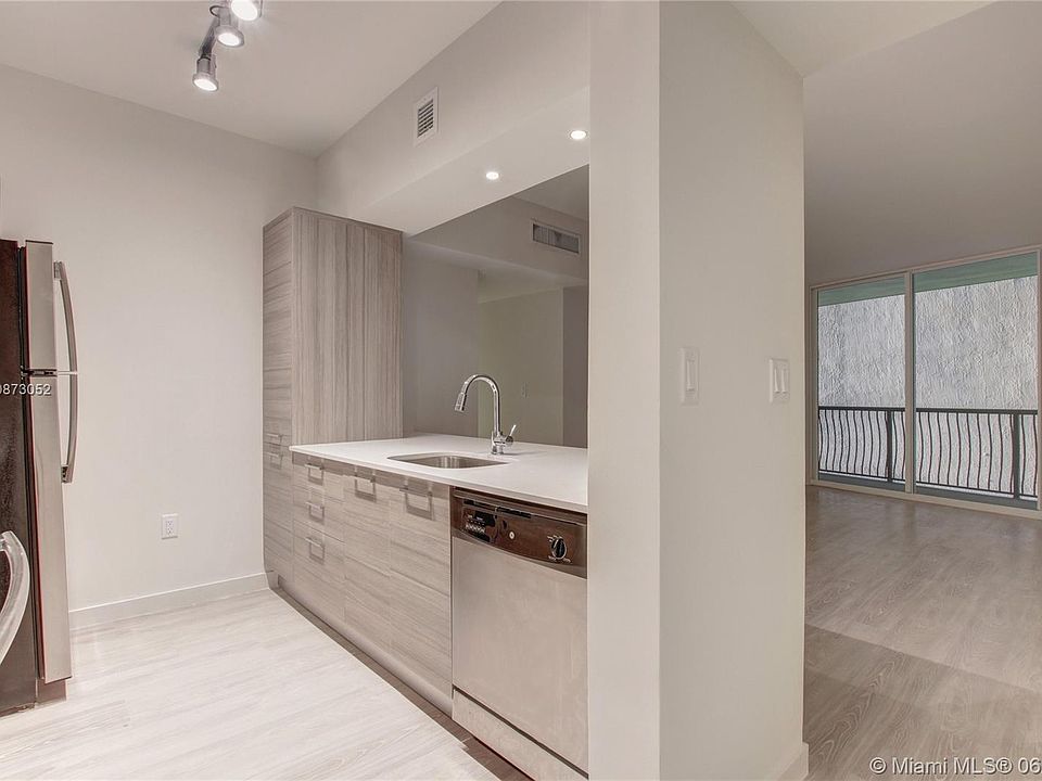 1st image of 1752 N Bayshore Dr #10G