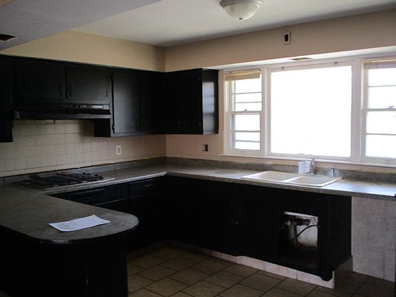 5th image of 893 Buffalo Ave