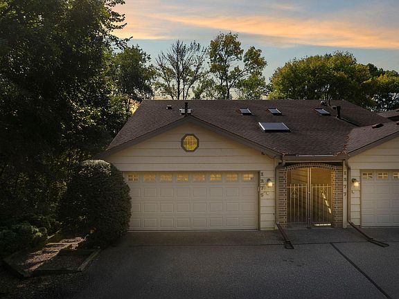 3rd image of 1275 Black Oaks Ct N