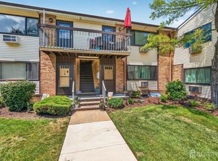 818 Cricket Ln, Woodbridge, NJ 07095