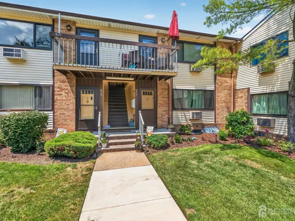 818 Cricket Ln, Woodbridge, NJ 07095