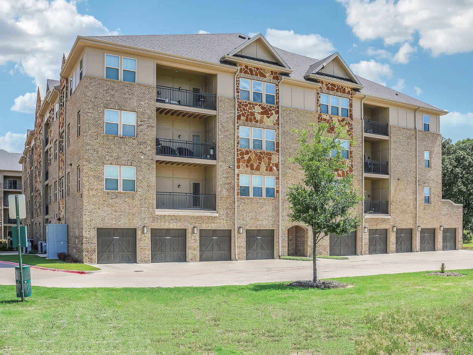 2 bed, 2031 sqft, $2,695 — Photo 2