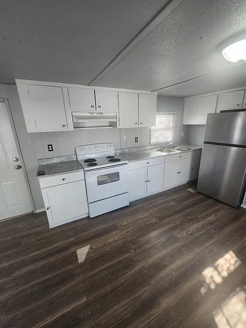 3 bed, 720 sqft, $900 — Photo 2