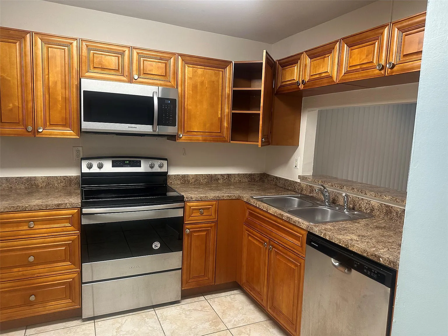 3 bed, 2.0 bath, 1080 sqft, $2,400 — Photo 2