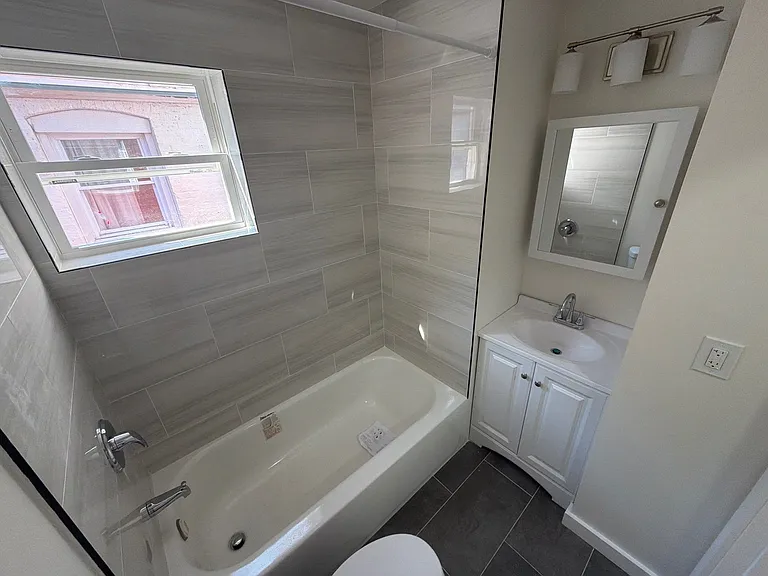 128 Hanford Pl — Photo 5
