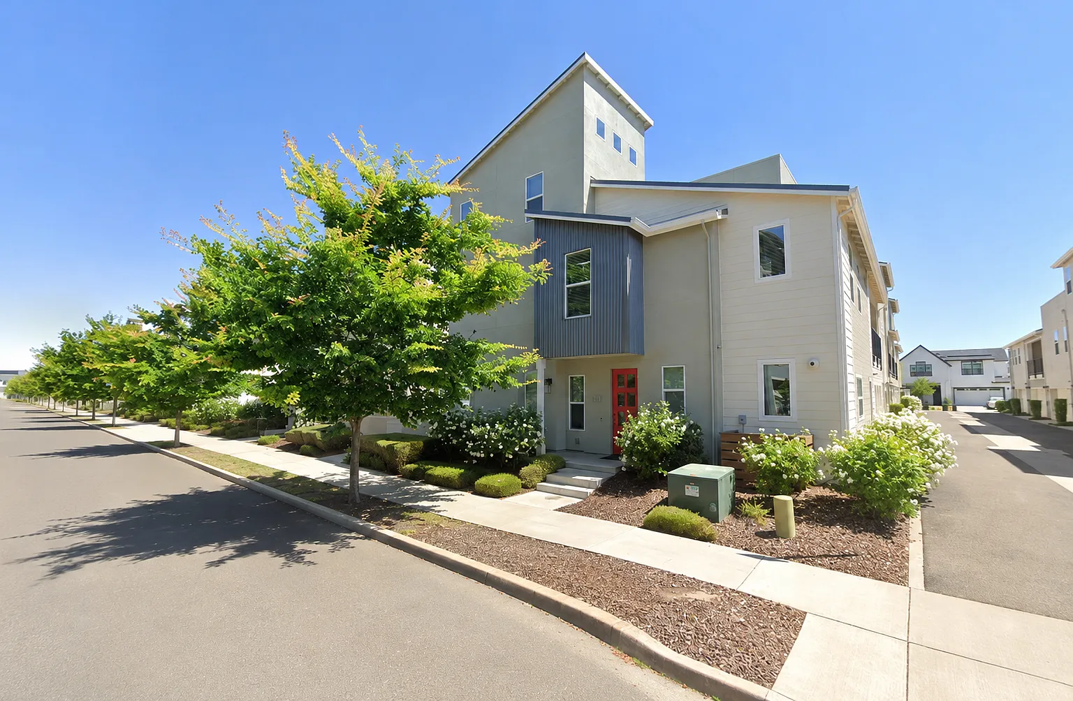 4 bed, 3.5 bath, 2016 sqft, $3,850 — Photo 1
