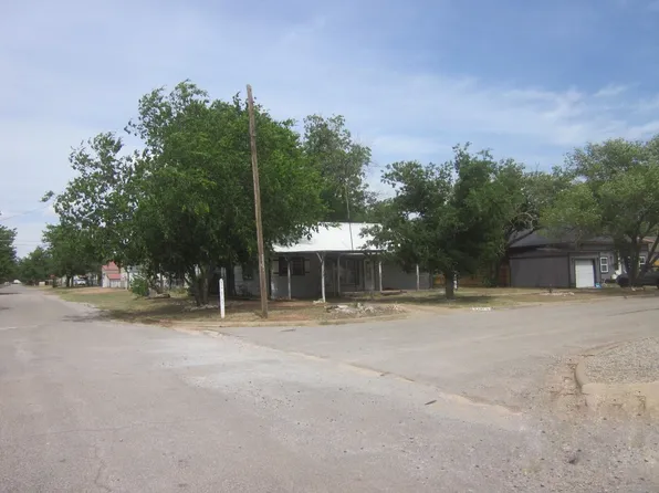 401 Avenue F SE, Childress, TX 79201