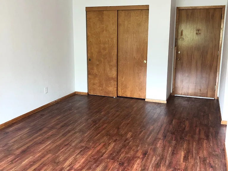 Carroll Court Apartments — Photo 28