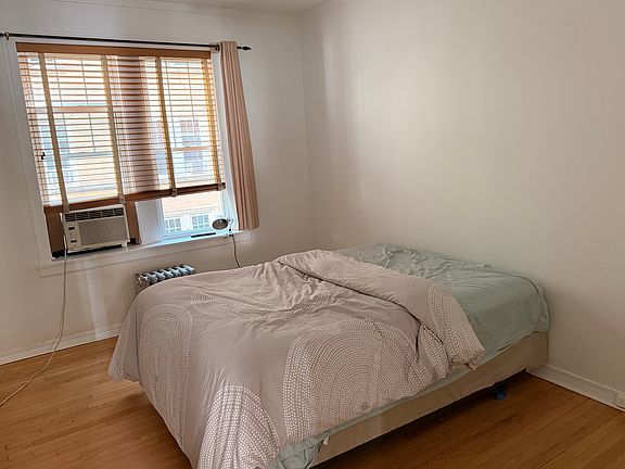 3rd image of 1441 W Elmdale Ave #1S