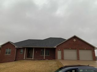 647 Pin Oak Dr, Holy Cross, IA 52053