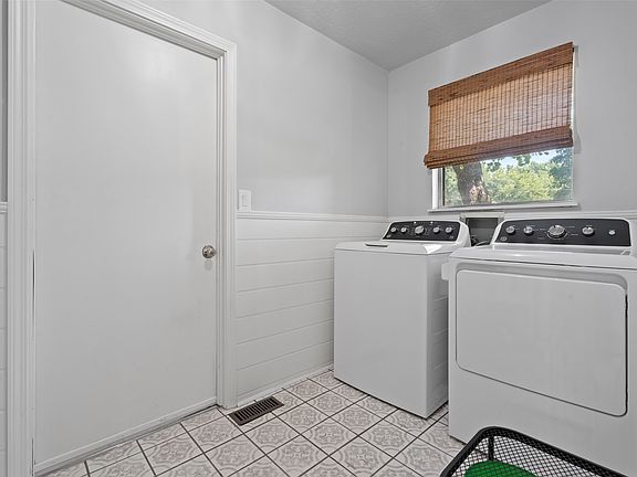 5th image of 1014 S Sycamore Dr