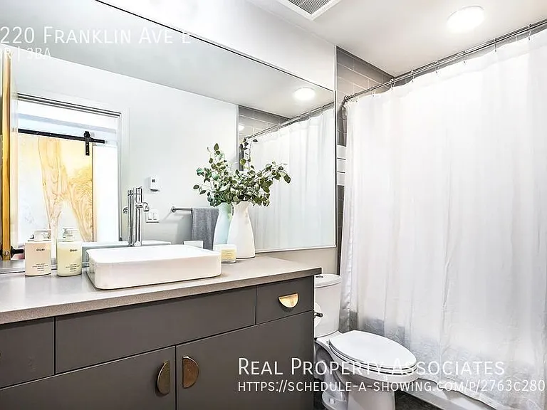 3220 Franklin Ave E — Photo 11