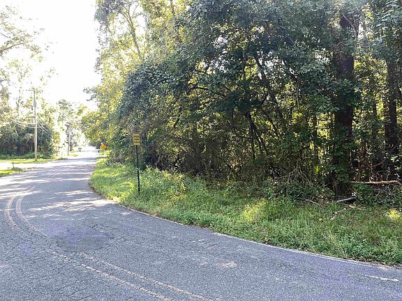4th image of Circle Dr