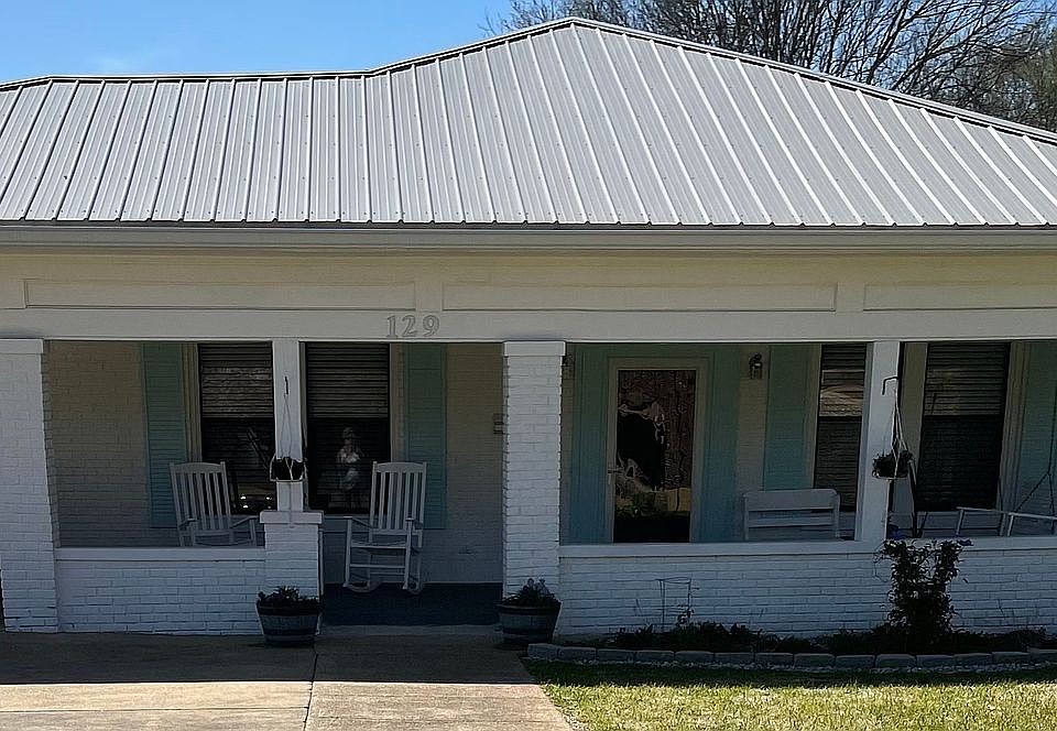 Front house 3 bedrooms 2 1/2