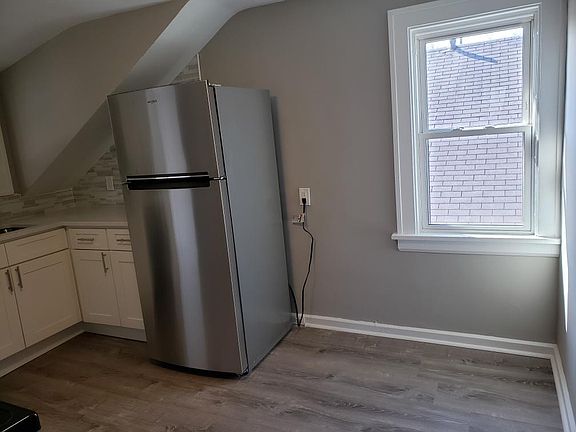 3rd image of 1295 Summit Ave Unit 3