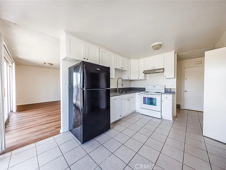 810 E Grand Ave — Photo 3