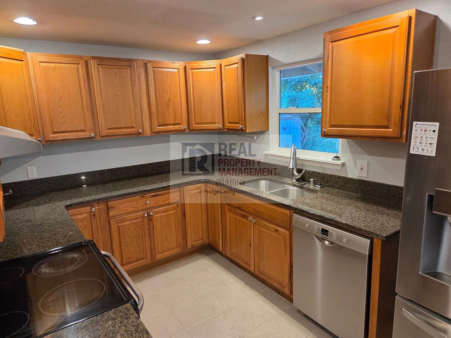 Wonderful 3 Bedroom, 1 Bath With Garage and Large Backyard! — Photo 4