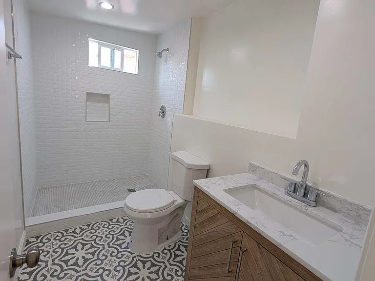 1354 W 36th Pl — Photo 6