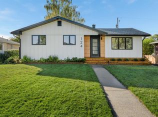 124 E Gainsborough Dr SW, Calgary, AB T3E4W9