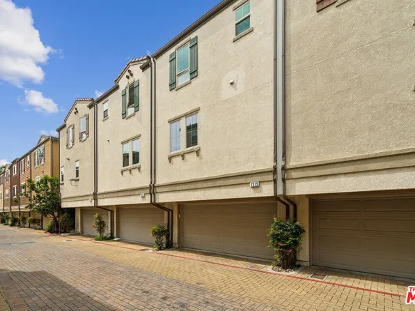 7215 N Chestnut Ln, Van Nuys, CA 91405