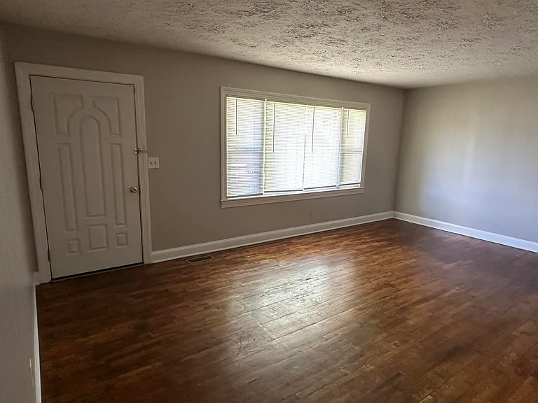 135 Willis Ave — Photo 5